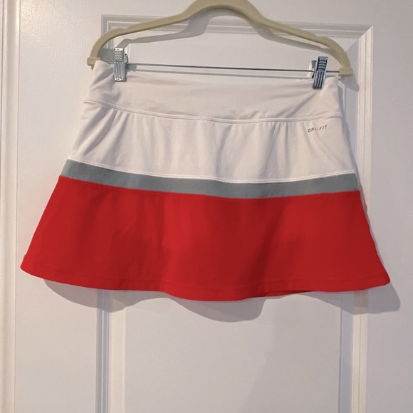 Nike like new tennis skirt fits more like a large - Picture 2 of 4
